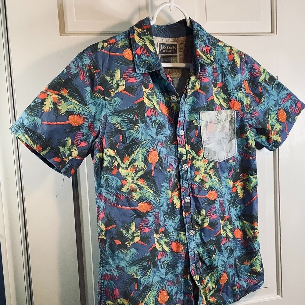 Modern Amusement Short Sleeve Palm Tree Button Up (S)